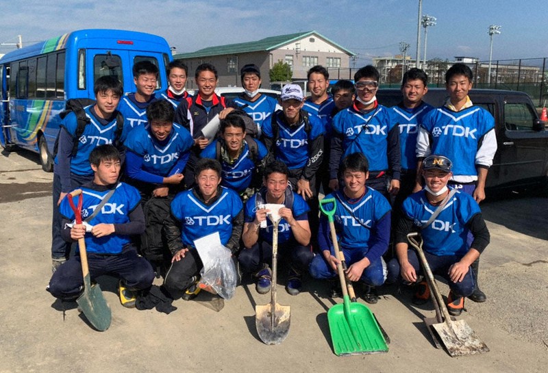 長野県でボランティアをした選手たち=TDK野球部提供