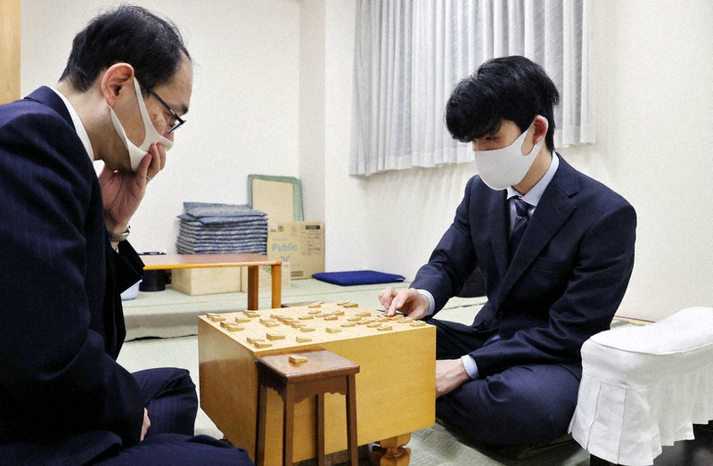 王将戦リーグ最終局で木村一基九段(左)に勝利し、対局を振り返る藤井聡太王位=東京都渋谷区の将棋会館で2020年11月20日午後7時55分、幾島健太郎撮影