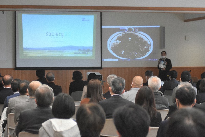 名張市教委の担当者からGIGAスクール構想などについての説明を受ける参加者ら=名張市鴻之台1の市防災センターで、衛藤達生撮影