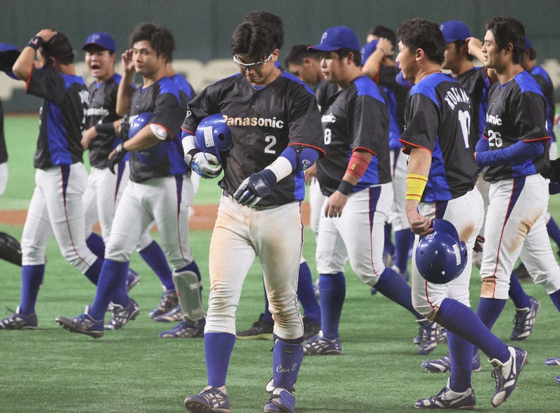 【四国銀行-パナソニック】敗れて肩を落とすパナソニックの選手たち=東京ドームで、山本晋撮影