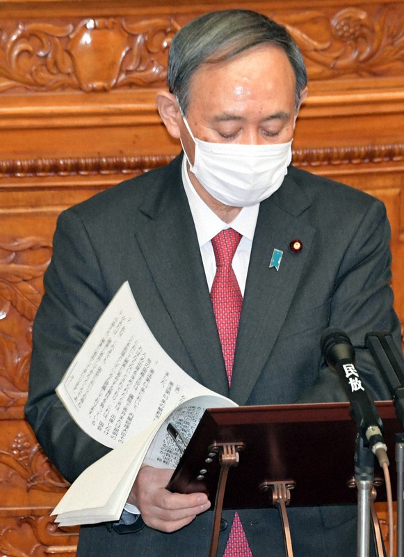 参院本会議で立憲民主党の古賀之士氏の質問に答える菅義偉首相=国会内で2020年11月30日午後1時40分、竹内幹撮影