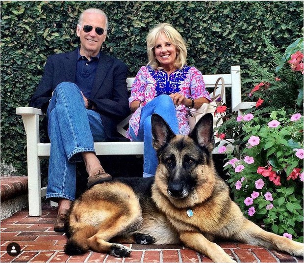 愛犬家として知られるバイデン次期大統領と妻ジルさん=バイデン氏のインスタグラムより