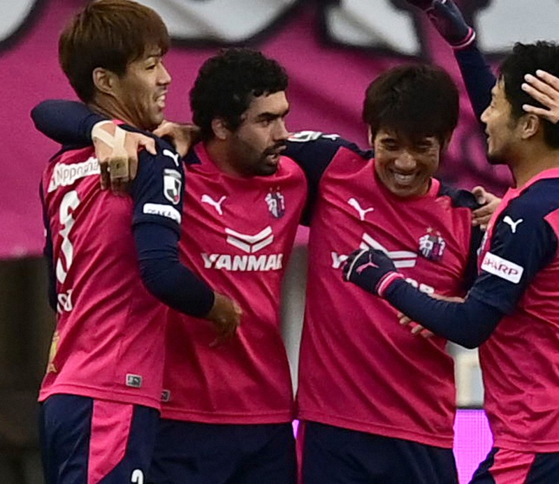 【セ大阪-横浜FC】後半、先制ゴールを決めたブルーノメンデス(左から2人目)を笑顔で出迎えるセ大阪の選手たち=ヤンマースタジアム長居で2020年11月29日、藤井達也撮影