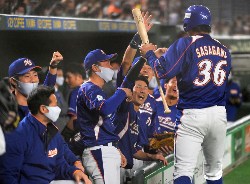 【浜松市(ヤマハ)-東京都(NTT東日本)】一回裏東京都2死三塁、桝沢の適時打で生還した、先制の2点二塁打を放った笹川(右)をベンチで迎える東京都の選手たち=東京ドームで2020年11月30日、手塚耕一郎撮影
