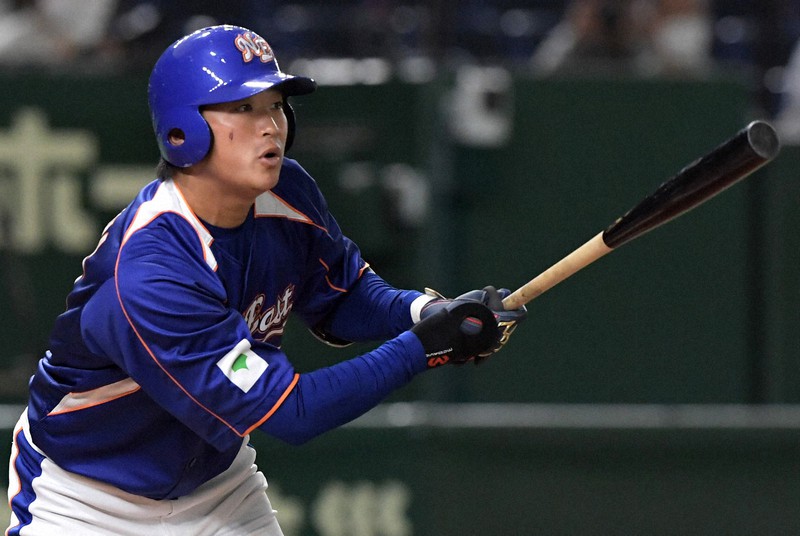 【浜松市(ヤマハ)-東京都(NTT東日本)】一回裏東京都2死一、二塁、笹川が右翼線に先制の2点二塁打を放つ=東京ドームで2020年11月30日、西夏生撮影