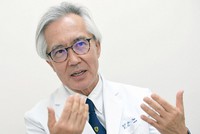 がん検診などへのコロナ禍の影響について語る東大病院の中川恵一放射線治療部門長＝藤井太郎撮影