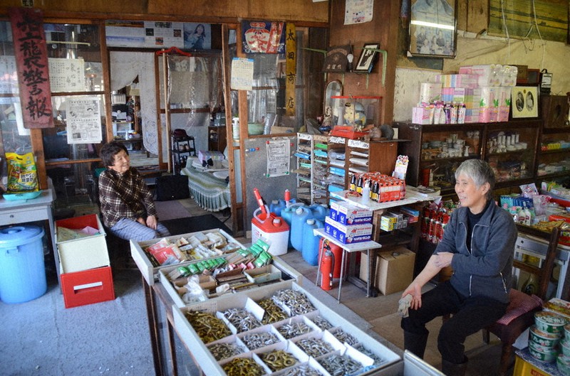 太田金物店の店先で談笑する太田悦子さん(左)と伊佐治知子さん=北海道三笠市幌内町で2020年10月22日午後2時50分、山下智恵撮影