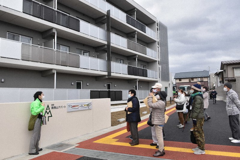 真新しい復興住宅を見学する入居予定者=盛岡市南青山町で2020年11月29日午後1時51分、日向米華撮影