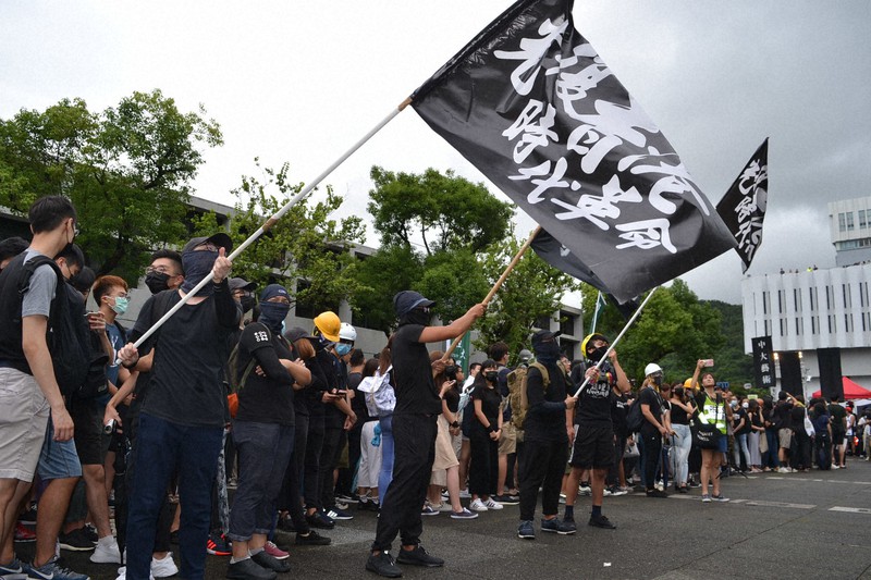 「光復香港 時代革命」(香港を取り戻せ 革命の時だ)と記した旗を振る若者たち=香港中文大で2019年9月2日、福岡静哉撮影