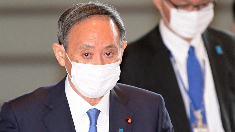 首相官邸に入る菅義偉首相=東京都千代田区で2020年11月24日、竹内幹撮影