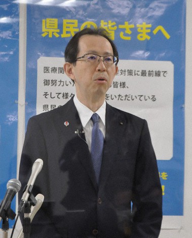 自宅待機が明け、定例記者会見に臨む内堀雅雄知事=福島県庁で2020年11月30日、高橋隆輔撮影