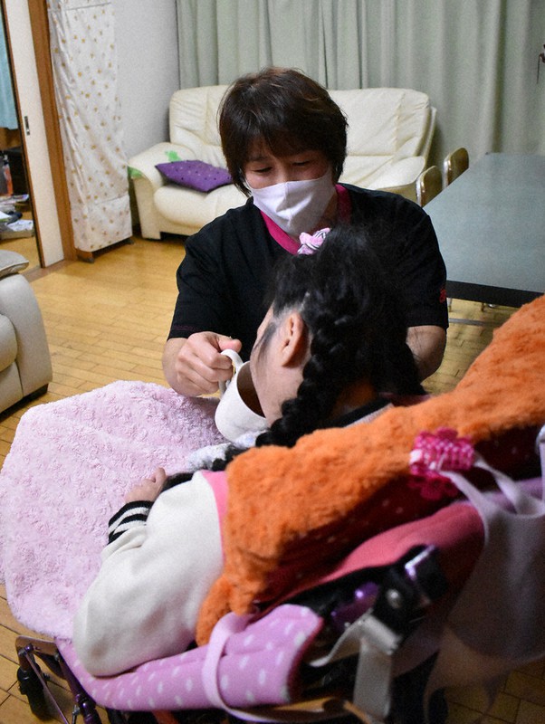 マンツーマンで利用者に付き添う職員=群馬県高崎市の「サービスステーションさぽーと2000」で2020年10月30日、鈴木敦子撮影