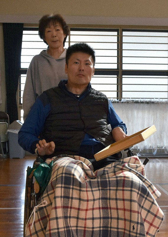 玉島和幸さん(手前)と母親の房子さん=香川県宇多津町で、川原聖史撮影
