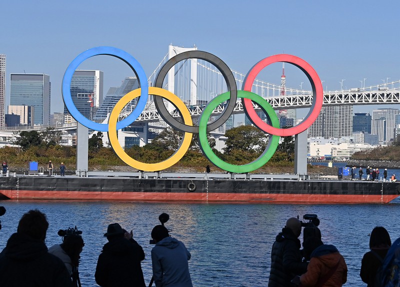 東京オリンピックのものです 東京オリンピックのモニュメント再設置 整備終え、5色のマーク到着