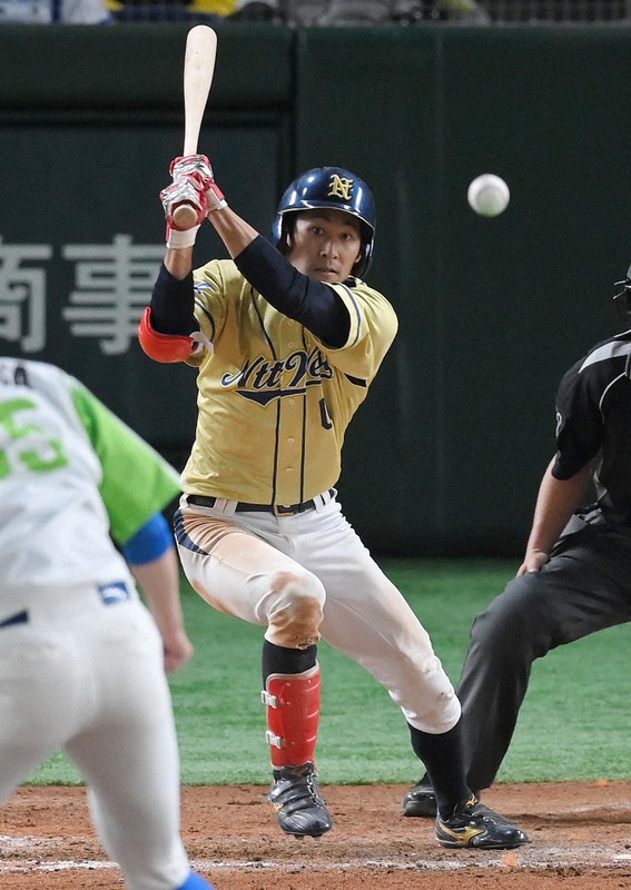 【東京都(セガサミー)-大阪市(NTT西日本)】八回裏大阪市無死、藤井が中前打を放つ=東京ドームで2020年11月30日、平川義之撮影