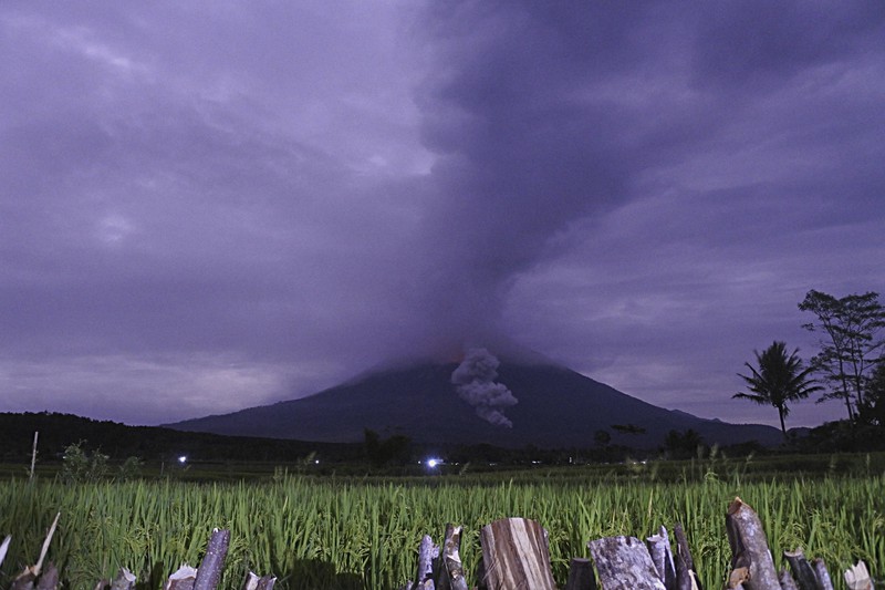 Thousands flee as activity in Indonesian volcanoes increases - The Mainichi