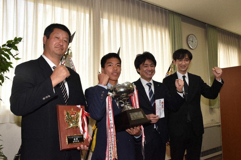 激励金を渡した三宅一秀県北方部会長(左から3人目)と学法福島ラグビー部の渡辺辰徳主将(同2人目)ら=福島市御山町の同校で2020年12月1日、肥沼直寛撮影