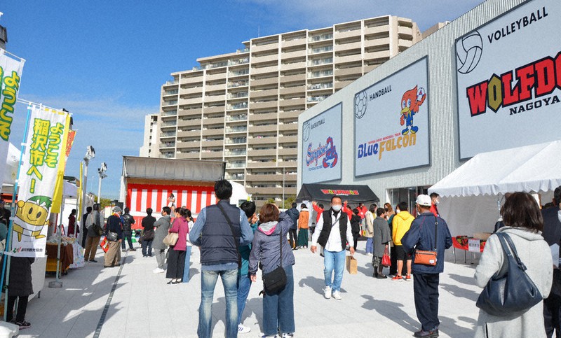 愛知県稲沢市の特産品販売やステージイベントも開かれた=同市下津北山で2020年11月29日、川瀬慎一朗撮影