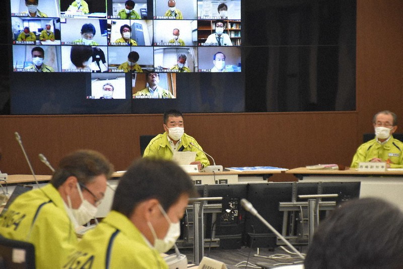 三日月大造知事をトップに、感染状況を把握、議論し状況に応じたステージなどを県民に発表する県の新型コロナウイルス感染症対策本部会議=大津市京町4の県危機管理センターで2020年7月27日午前11時31分、諸隈美紗稀撮影