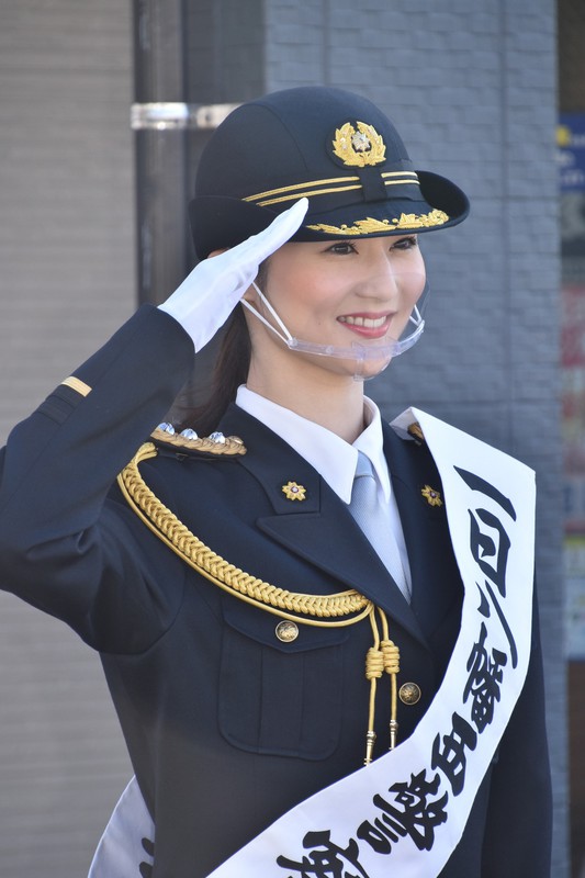 元宝塚 桜舞しおんさんが一日署長 ながら防犯 の協力呼びかけ 福岡 八幡西署 写真特集6 7 毎日新聞