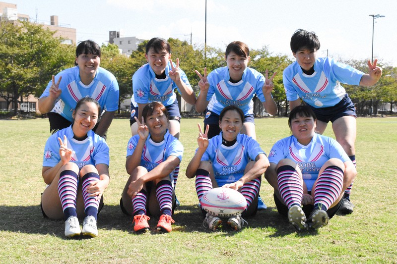 「神戸ファストジャイロ」の山本友梨奈さん(前列、左から2人目)、岡田恵梨香さん(同3人目)、用貝涼乃さん(後列、右から1人目)=神戸市で2020年10月24日午後0時12分、韓光勲撮影