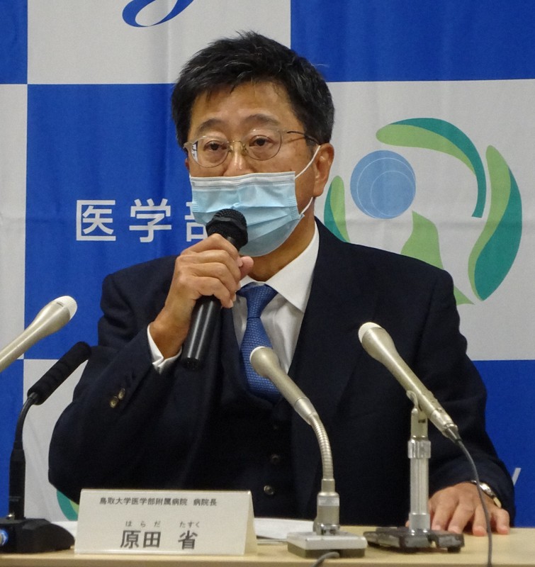記者会見に臨む鳥取大医学部付属病院の原田省・病院長=鳥取県米子市西町で2020年12月2日午後4時1分、柴崎達矢撮影