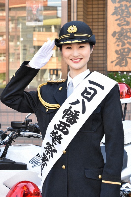 一日署長を務めた桜舞しおんさん=北九州市八幡西区東王子町の八幡西警察署で2020年12月1日午前11時6分、成松秋穂撮影
