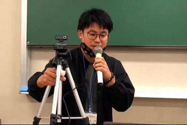 貸し出し機材を紹介するZoomサポーターの油田さん