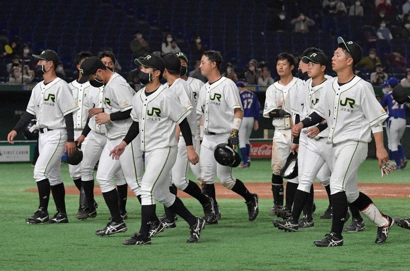 【JR北海道ク-NTT東日本】NTT東日本に敗れ、引き揚げるJR北海道クの選手たち=東京ドームで2020年11月27日、平川義之撮影