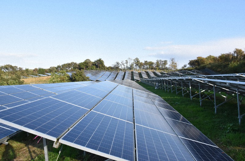 かつての「上高森遺跡」には大規模太陽光発電所のソーラーパネルが広がる=宮城県栗原市で2020年10月25日、滝沢一誠撮影