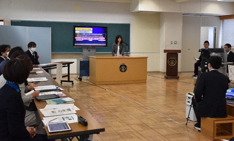 全体発表をする大滝和子教諭(中央)=新潟市中央区の新潟小学校で2020年11月28日、露木陽介撮影