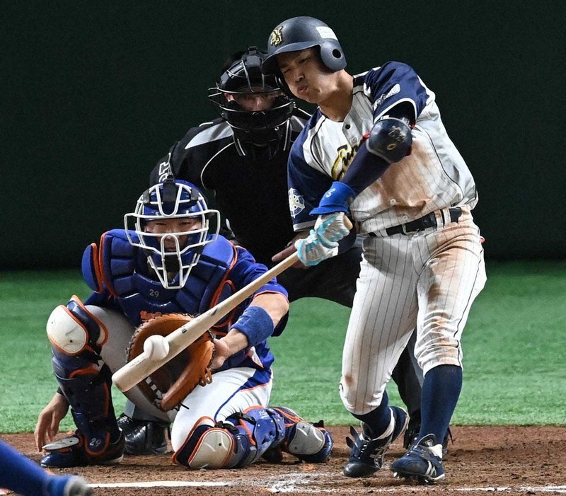 東京都(NTT東日本)-京都市(日本新薬)】六回裏京都市1死一塁、板倉が左前打を放つ=東京ドームで、平川義之撮影
