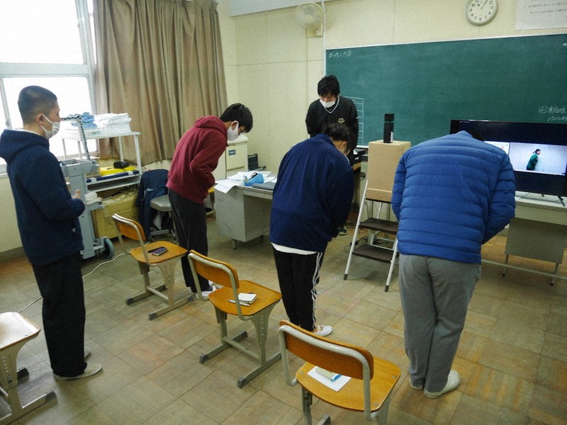 ウェブ会議システムでつないだスタッフを見本にお辞儀を練習する大阪府立生野支援学校の生徒ら=大阪市生野区の同校で、野口由紀撮影