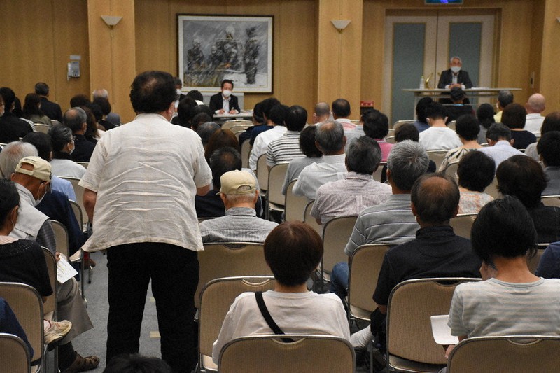 「核のごみ」の最終処分場の立地選定手続きを巡る住民説明会で片岡春雄町長(右奥)に質問する町民=北海道寿都町で2020年9月10日午後7時20分、高橋由衣撮影