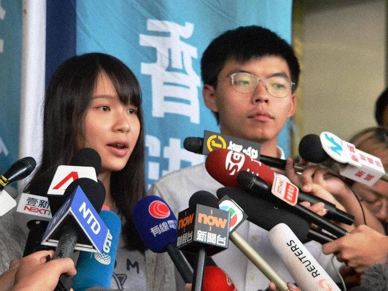 香港の民主活動家、周庭氏(左)と黄之鋒氏=香港で2019年8月30日午後6時22分、福岡静哉撮影