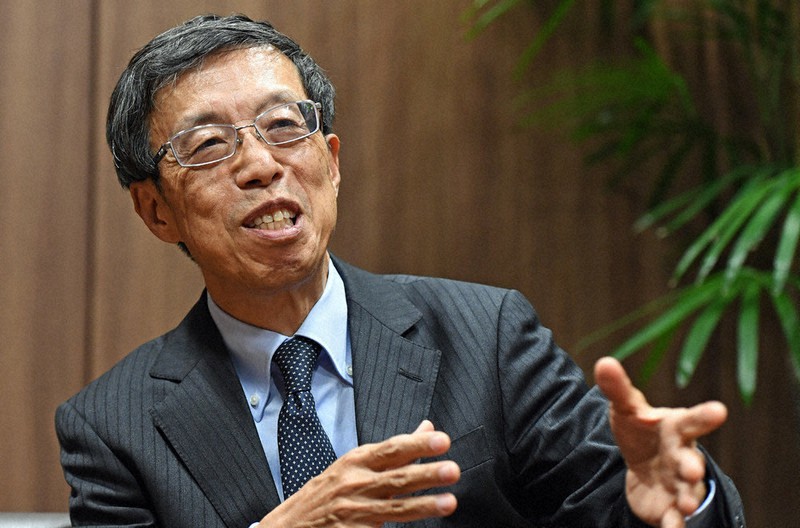 インタビューに答える国際交流基金理事長に就任した梅本和義さん=東京都新宿区で2020年11月12日、宮本明登撮影