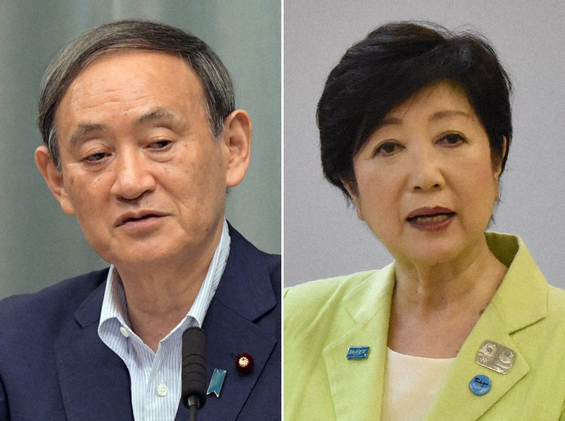 菅義偉首相(左)と東京都の小池百合子知事