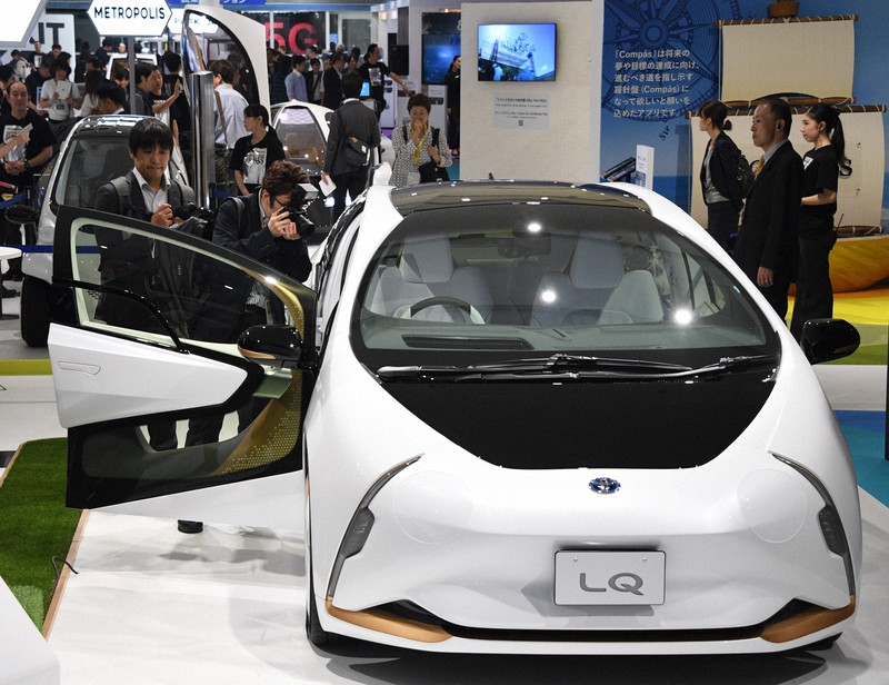 東京モーターショーに展示されたトヨタの自動運転EV「LQ」。各社とも「脱ガソリン」をアピールした=東京都江東区で2019年10月23日、丸山博撮影