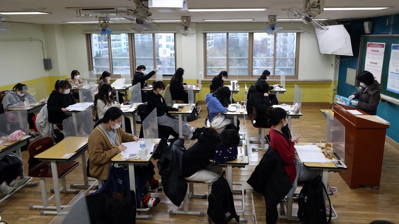 マスク姿で試験開始を待つ生徒=ソウルで2020年12月3日、朝鮮日報提供
