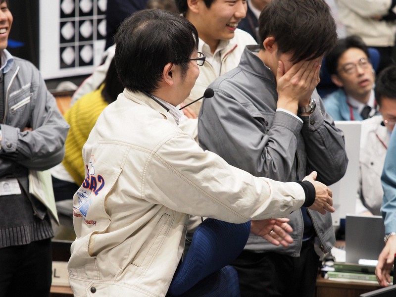 はやぶさ2帰還へ すごいところに 開発 運用担当者が流した涙 毎日新聞