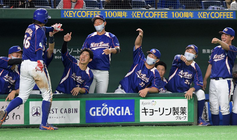 【NTT東日本-ホンダ】二回表NTT東日本1死二塁、喜納の同点適時打で生還した笹川(左)を笑顔で迎える東京都の選手たち=東京ドームで2020年12月3日、西夏生撮影