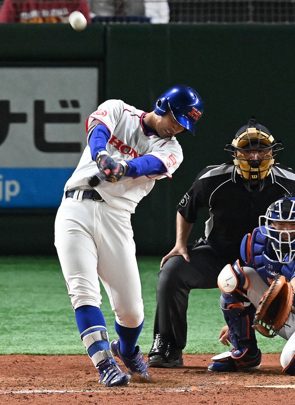 【東京都(NTT東日本)-狭山市(ホンダ)】五回裏狭山市1死一、二塁、井上が勝ち越しの3点本塁打を放つ=東京ドームで2020年12月3日、平川義之撮影