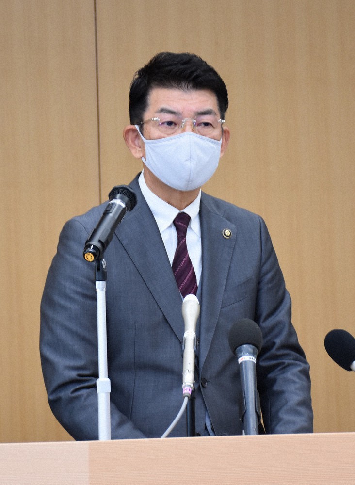 選挙区内の有権者への贈答について記者会見する本田仁一・田村市長=福島県田村市役所で2020年12月2日午後2時35分、笹子靖撮影