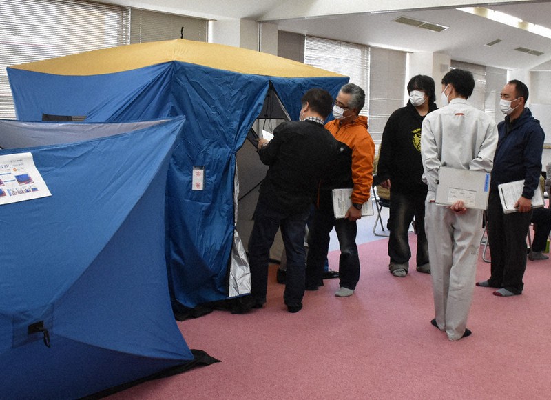 簡易テントを見学する参加者=福島県川俣町保健センターで2020年11月28日、磯貝映奈撮影