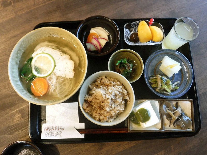 メインメニューの「大和当帰の鶏にゅうめん定食」=奈良県五條市で、高田房二郎撮影
