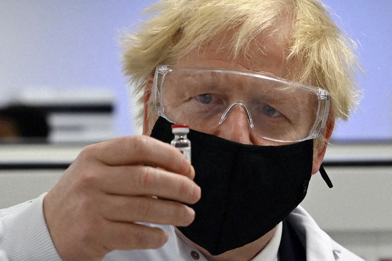英オックスフォード大と英製薬大手アストラゼネカが開発中のワクチンを確認するジョンソン英首相=イギリス・ウェールズで2020年11月30日、AP