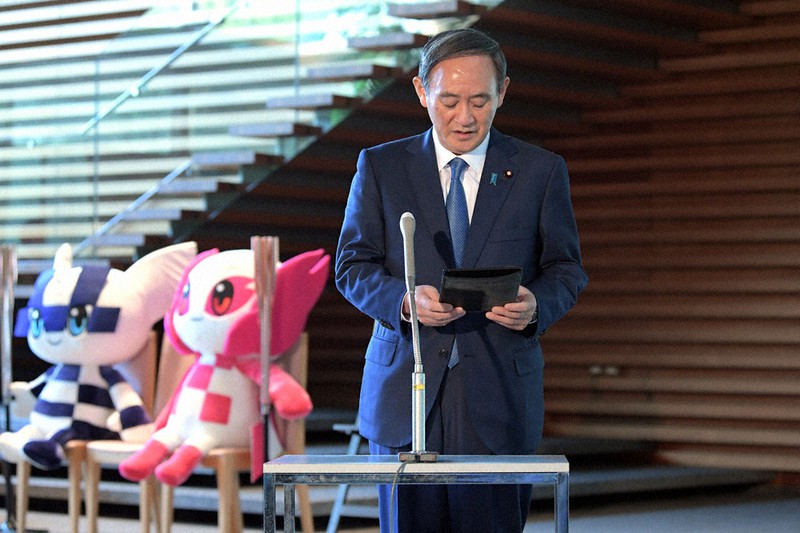 国内の1日の新型コロナウイルスの感染者が最多となり、記者団の質問に答える菅義偉首相=首相官邸で2020年11月19日午前9時12分、竹内幹撮影