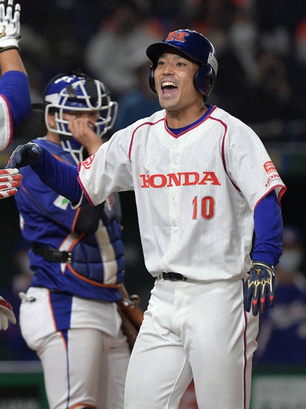 【NTT東日本(東京都)-ホンダ(狭山市)】五回裏ホンダ(狭山市)1死一、二塁、勝ち越しの3点本塁打を放ち笑顔の井上彰吾選手=東京ドームで2020年12月3日、西夏生撮影