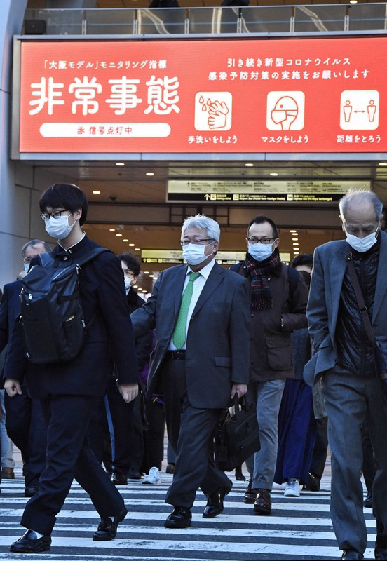 「赤信号」点灯から一夜明け、マスク姿で通勤する人たち=大阪市北区で2020年12月4日午前7時53分、山崎一輝撮影