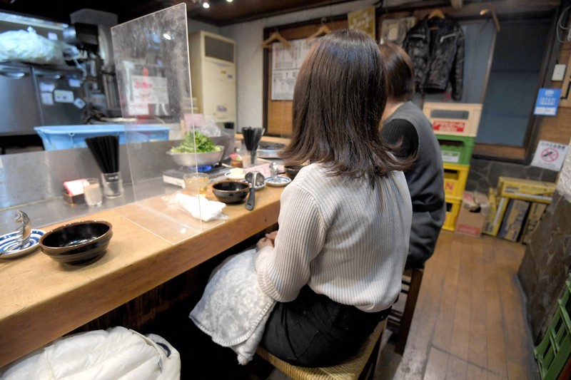 窓を開けて外気を取り込んでいるため、客に膝掛け毛布を貸し出しているもつ鍋店=福岡市中央区で2020年12月2日午後6時17分、津村豊和撮影